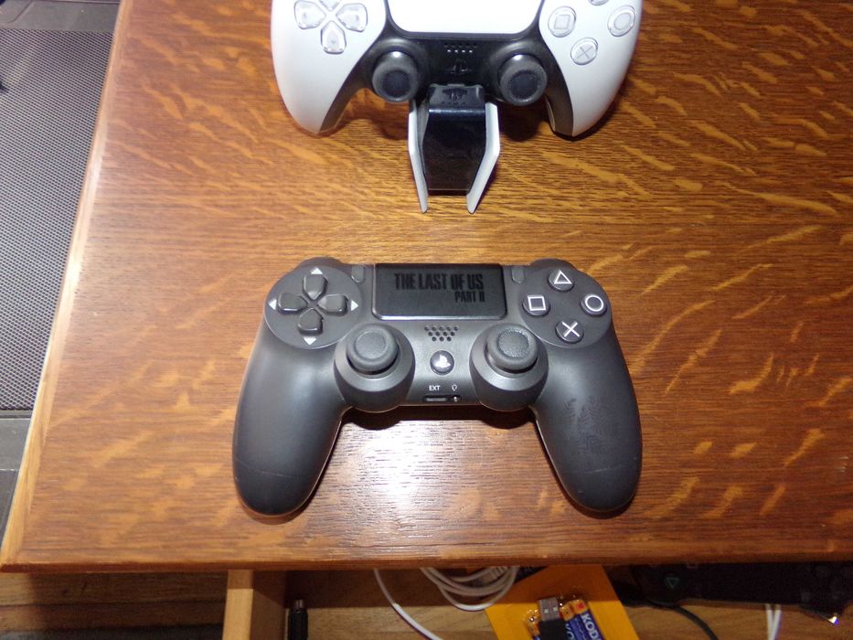 Konsola Ps 4 Pro 1GB wersja limitowana w stanie jak nowa .