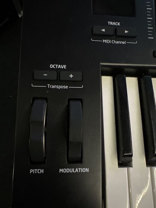 Teclado midi novation launchkey 61