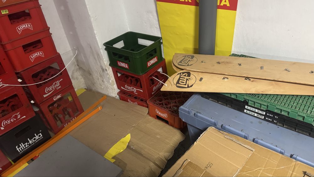 Skrzynki kontenery jak na zdjeciu cola inne