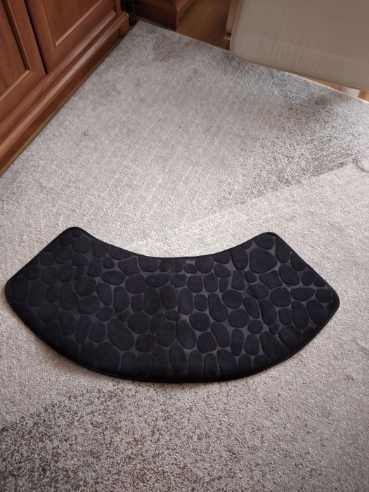 Czarny dywanik - kabina prysznicowa półokrągła