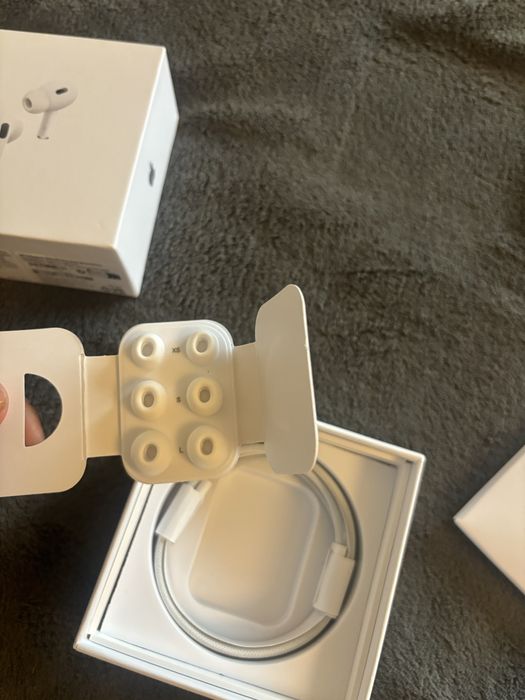 Białe słuchawki „airpods pro”