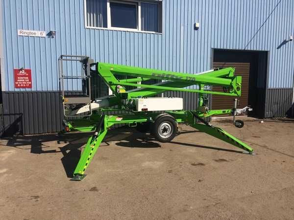 Plataforma elevatória rebocavél usada, ano 2010 com