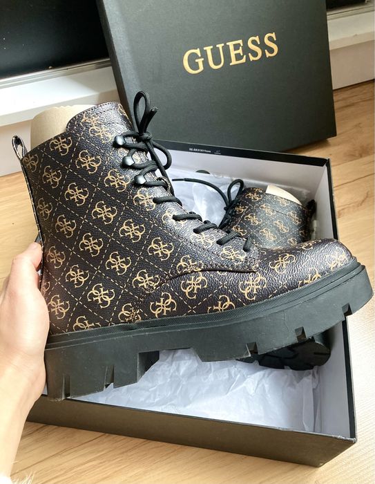 Botki trzewiki GUESS damskie rozmiar 39 na jesien sztyblety print