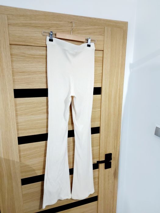 Kremowe prążkowane getry dzwony spodnie z wysokim stanem roz 34 Zara
