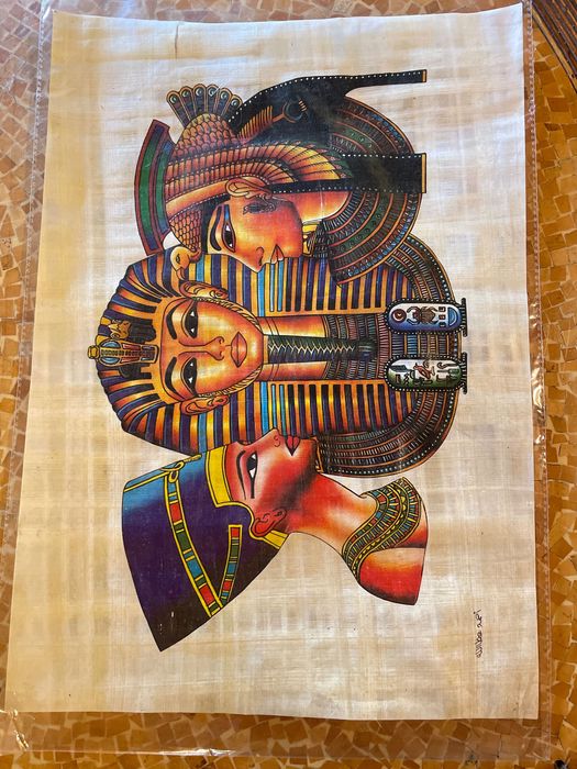 Papiro pintado com figuras egípcias