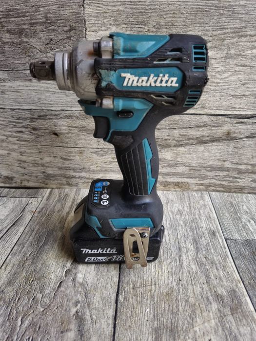 Makita DTW300 Klucz Udarowy z baterią 5ah