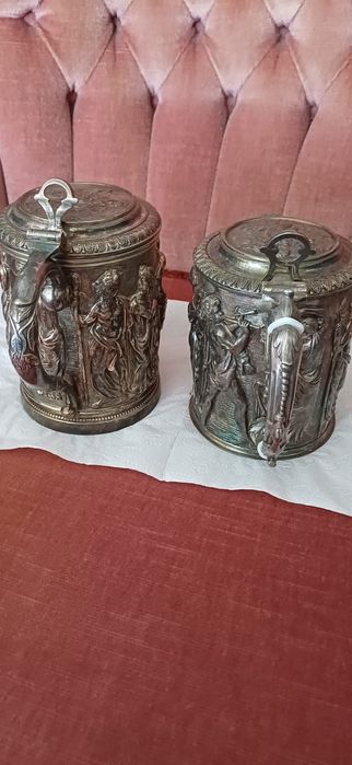 Dwa piękne kufle całe w scenki rodzajowe. Grubo srebrzone.