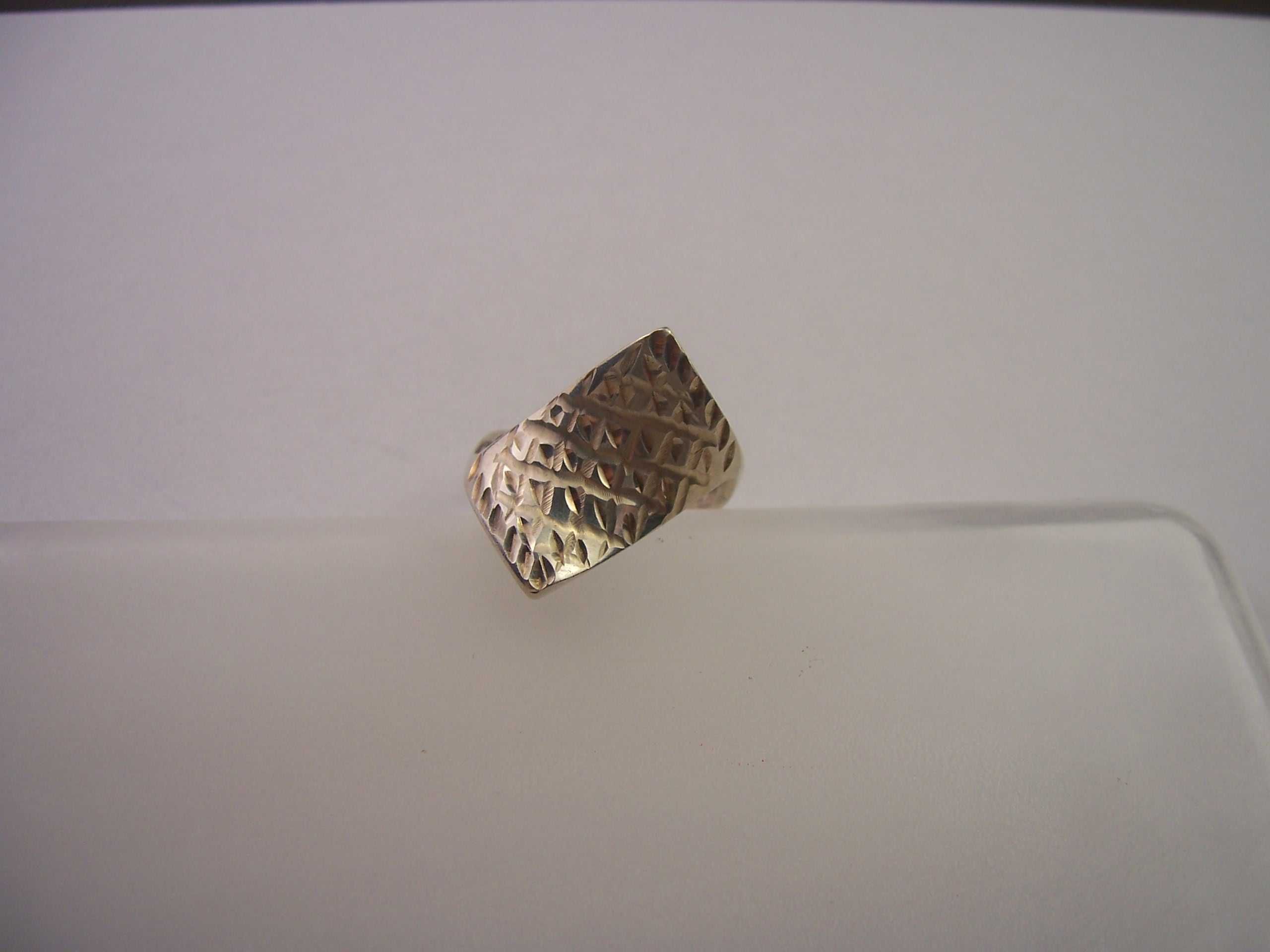 Srebrny pierścionek 925 asymetryczny 17,7mm