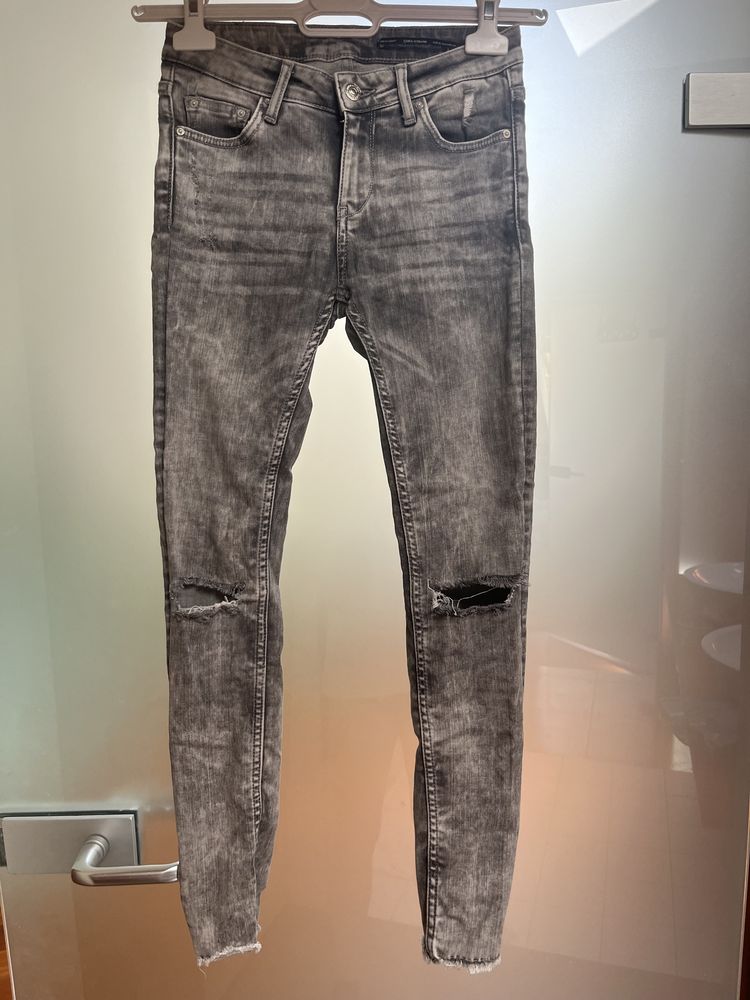 Szare dopasowane sprane jeansy Zara