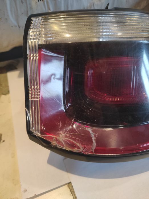 Задний правый фонарь наружный