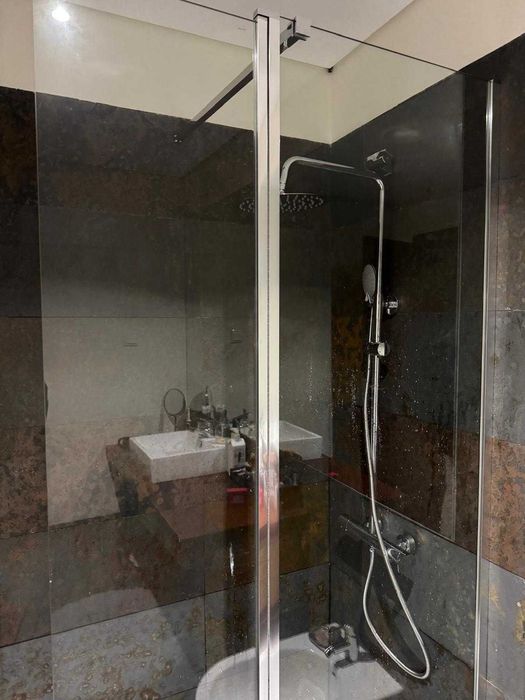 Painel de duche frontal fixo e rebatível com braço suporte extensível