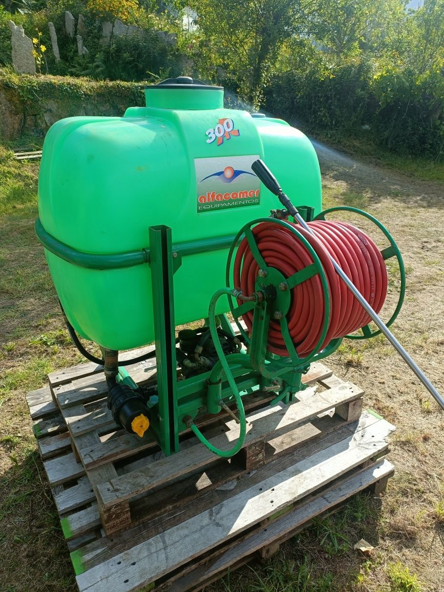 Pulverizador Rocha 300 litros  semi novo com barras