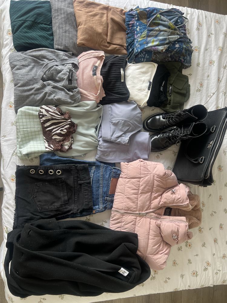 Roupa feminina variada