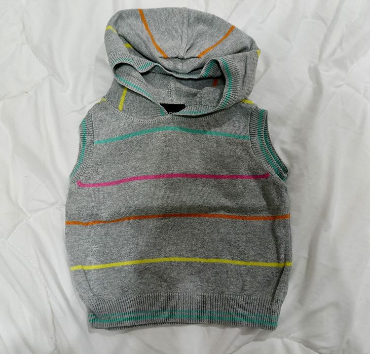 Szary bezrękawnik w kolorowe  paski z kapturem na wiek 6-9 miesięcy
