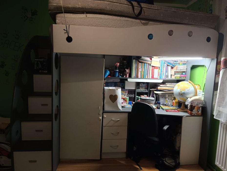 Łóżko piętrowe z biurkiem i szafą