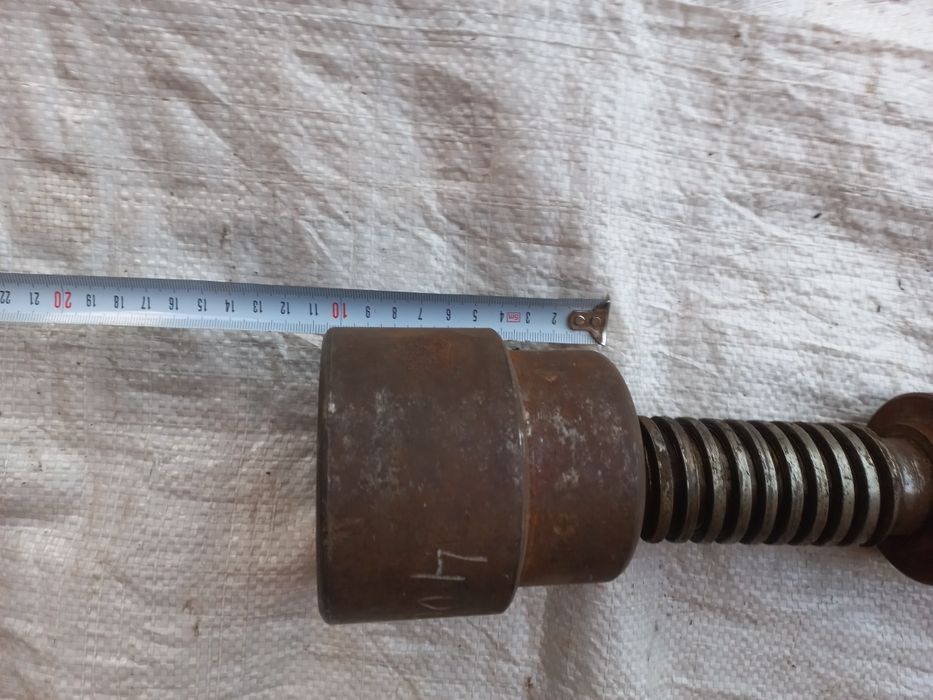 Механічний домкрат, універсальний.