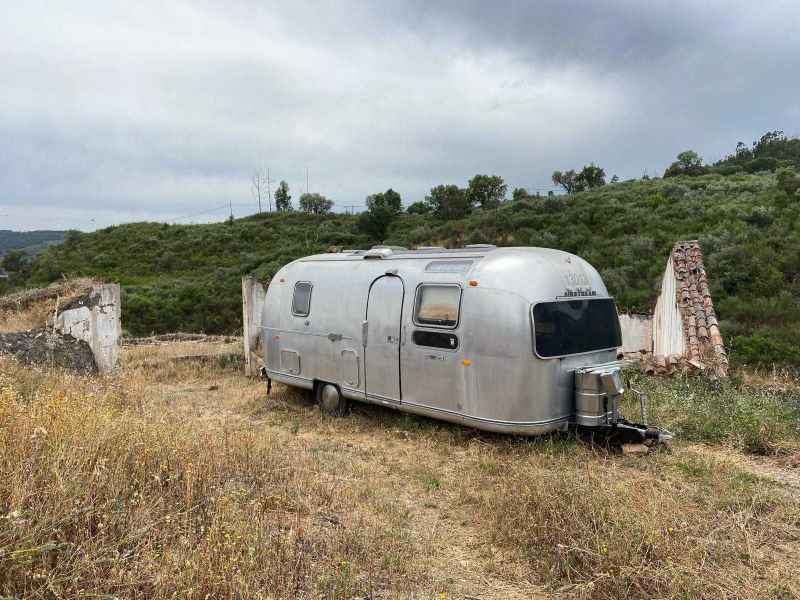 Caravan Airstream Land Yacht Safari 23’ (1970) – clássica