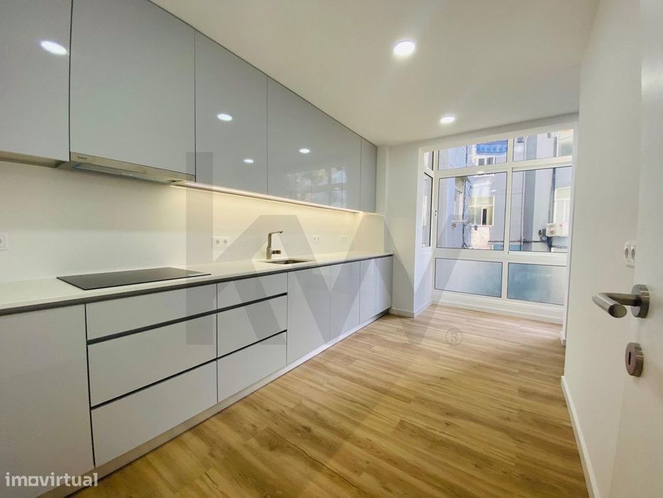 T3 remodelado, próximo ao Metro e Comboio Reboleira