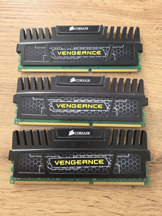 3x Pamięć RAM Corsair Vengeance DDR3 4GB 1600 Mhz CL9