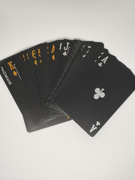 Baralho de cartas douradas e prateadas