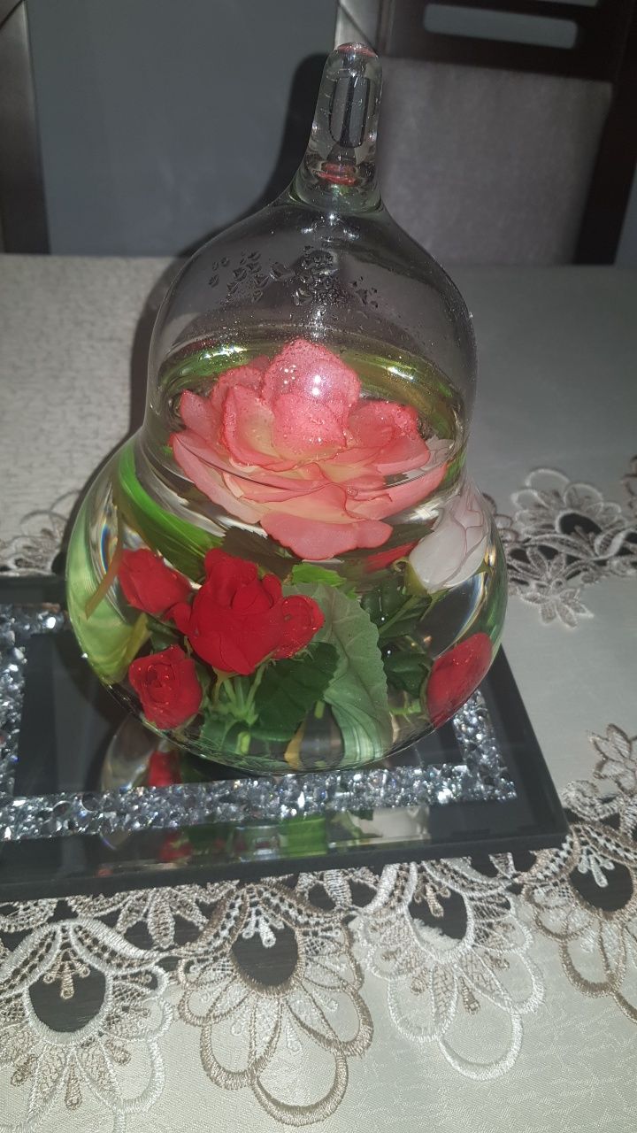 Dekoracja szklanna kula z wodą i kwiatami