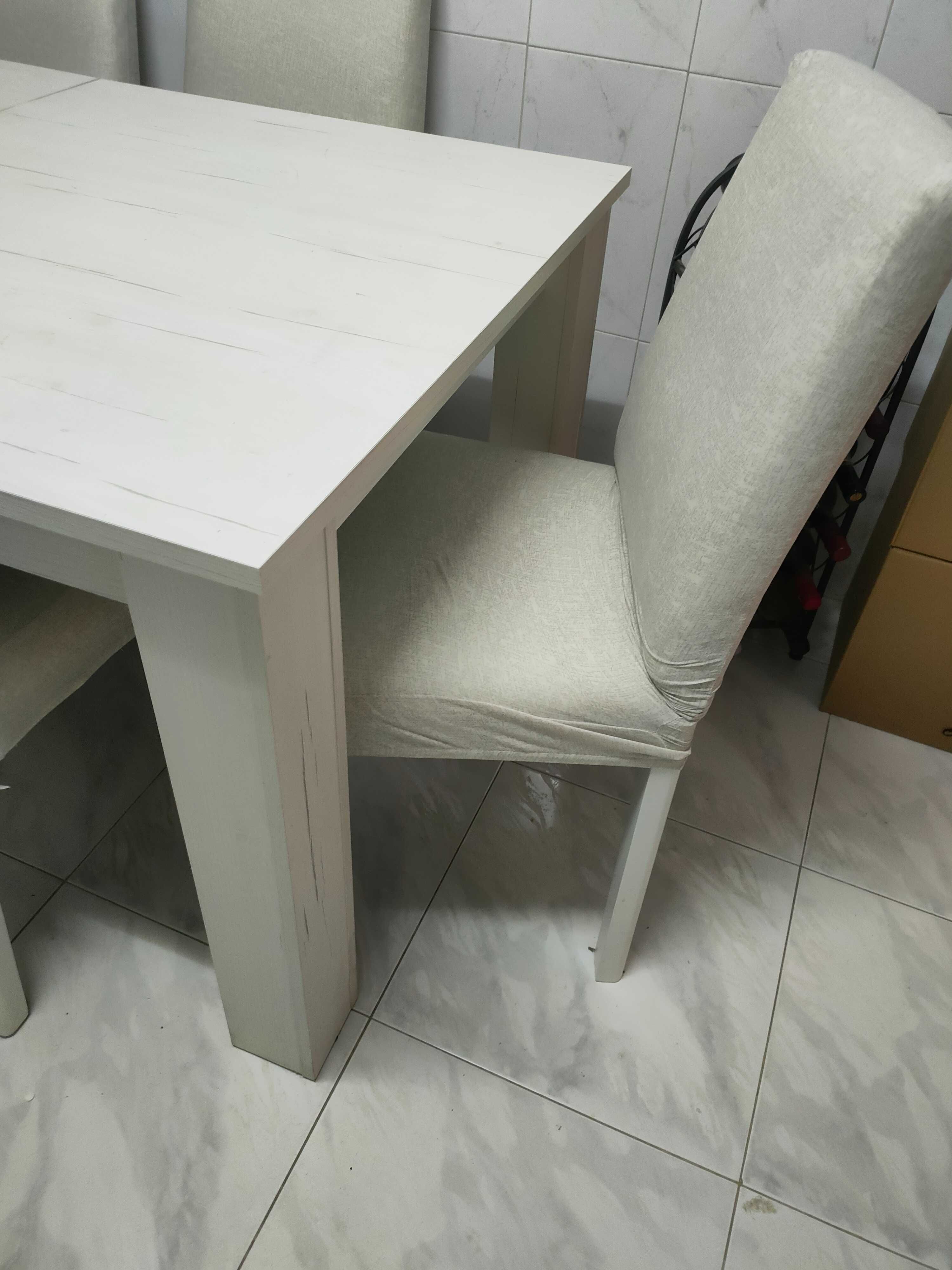 Mesa de sala extensível com 6 cadeiras em boas condições