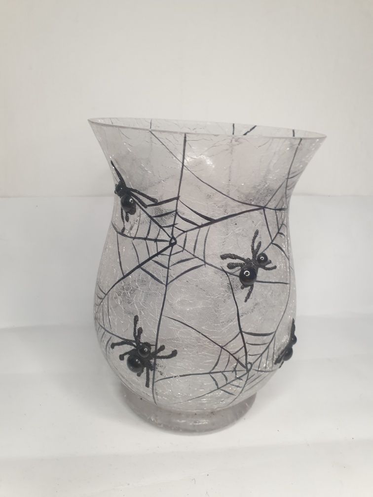 Mroczny wazon z motywem pajęczym