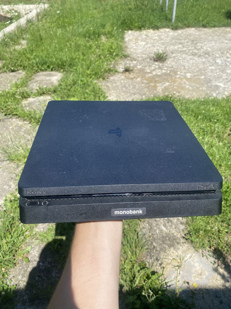 PlayStation 4 (Ps4) 825 гб в ідеальному стані + 2 гри в подарунок