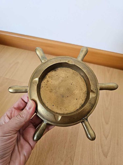 Cinzeiro antigo em latão