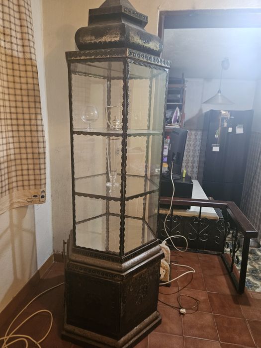 Vende se cristaleira antiga com algum uso