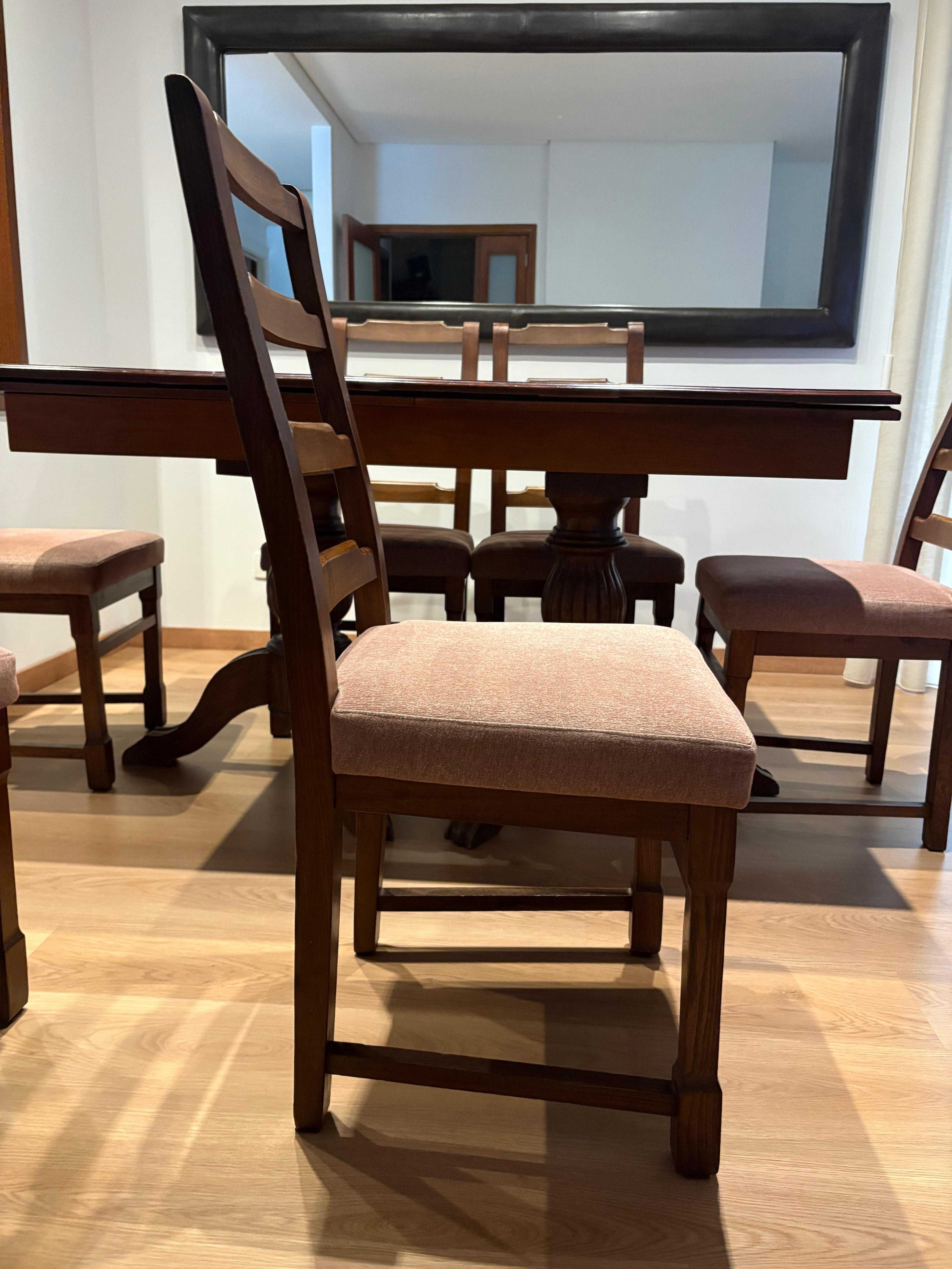 Mesa sala de jantar e cadeiras