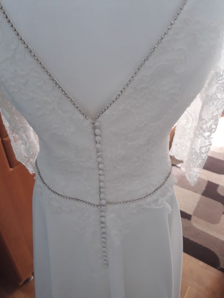 Suknia ślubna o prostym kroju,rękawek 3/4 z koronki,kolor biały roz.M.