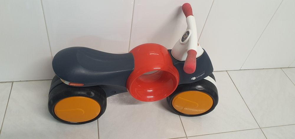 Mota criança para aprender a andar