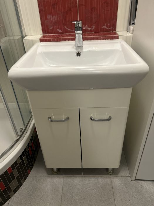 Umywalka z szafka łazienkową