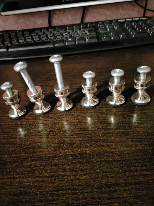 Ножки для аудиоаппаратуры.