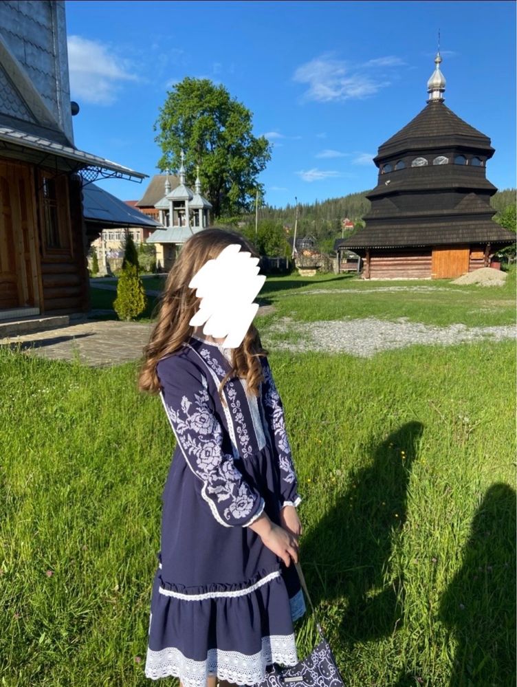 гарне темно синє плаття