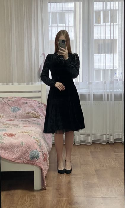 Чорна оксамитова сукня