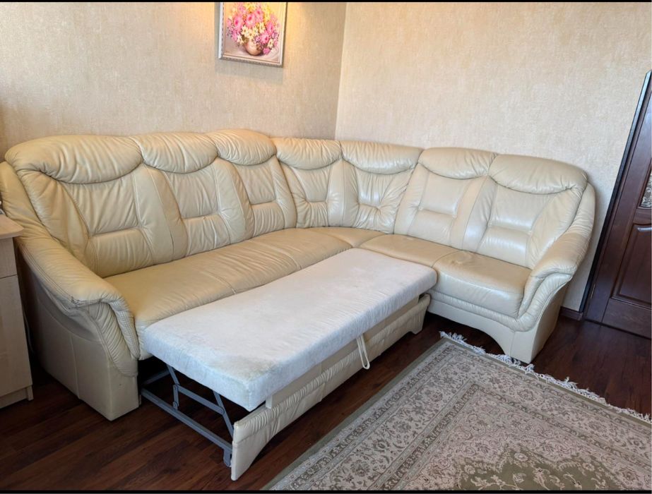 Диван шкіряний розкладний з пуфом
