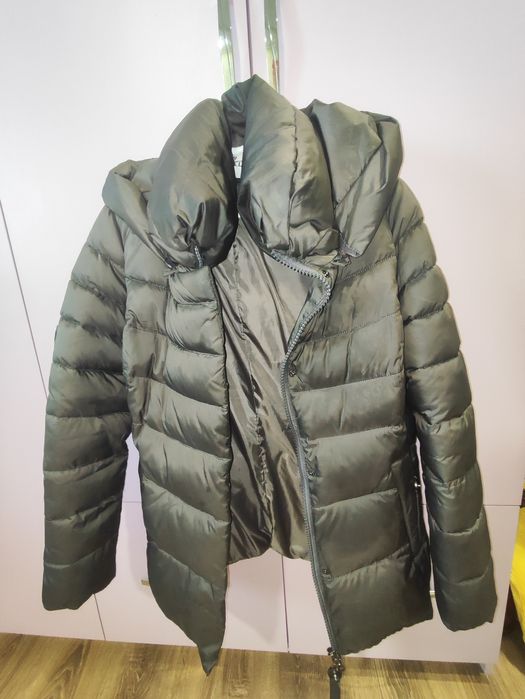 Продам бу зимову куртку, на халофайбері з капюшоном, розмір С-М