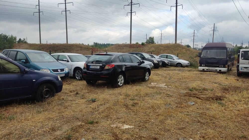 Розпродаж всіх авто з стоянкою одним лотом