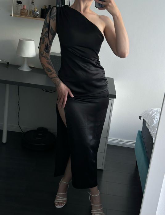 NOWA Czarna sukienka Odd Muse na jedno ramię z rozcięciem elegancka M