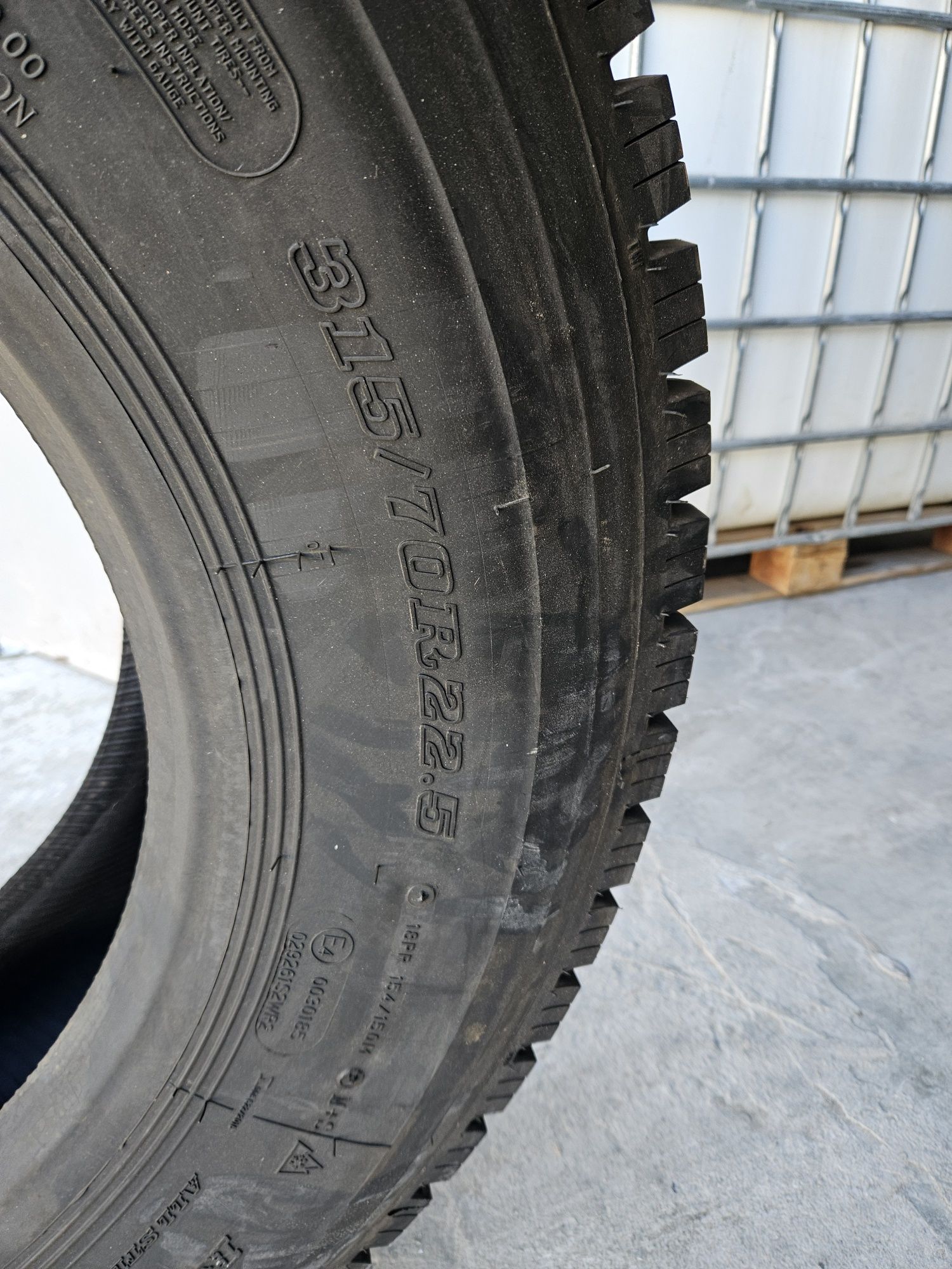 Шини вантажні Нові 315/70R22.5-18 Слойні Ведуча вісь ROADLUX R329