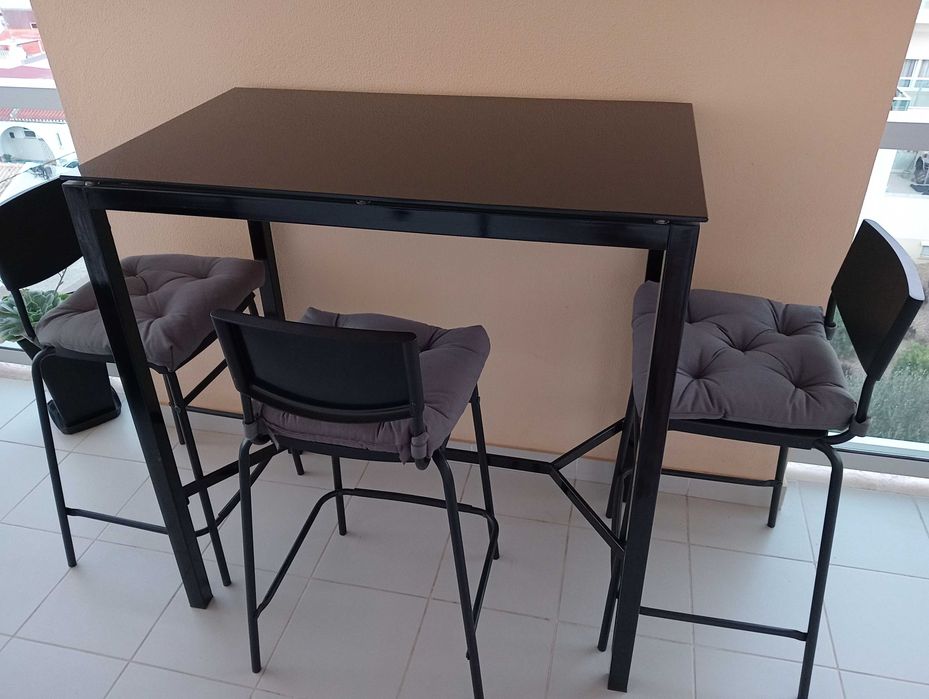 Vendo mesa de vidro alta e três cadeiras altas