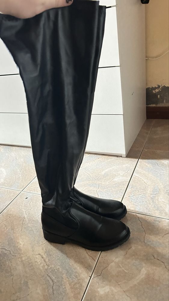 Botas acima do joelho de pele