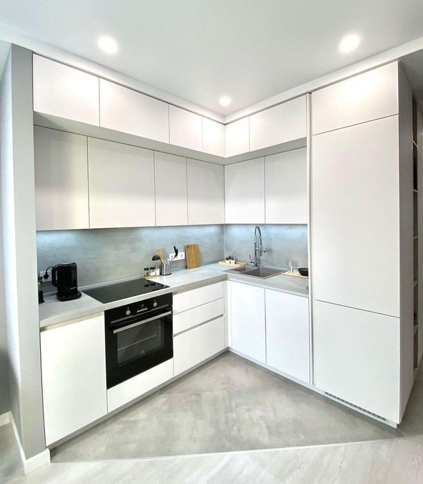 Кухня белая под потолок без ручек.Фасады крашеные , фасады акрил