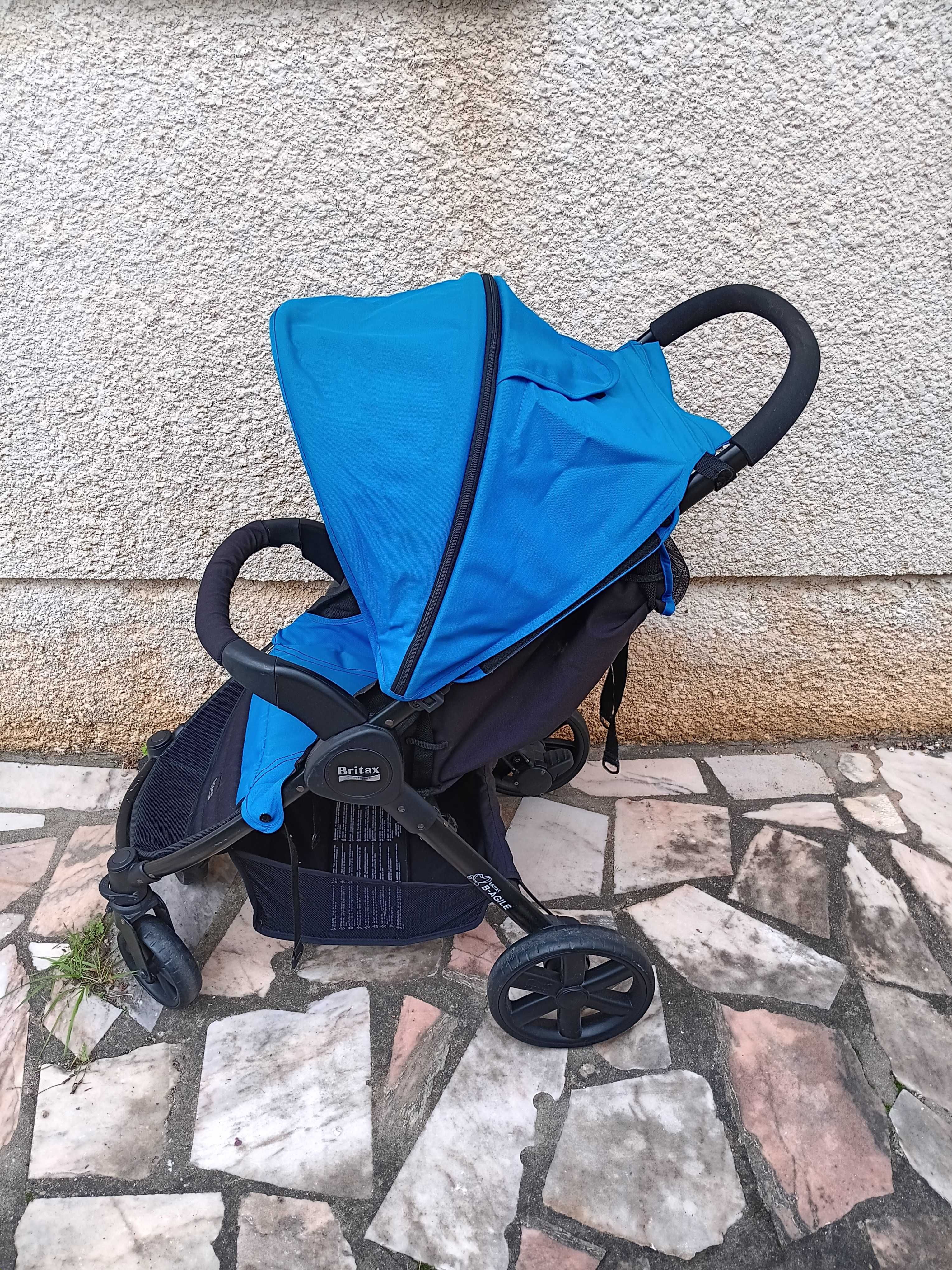 Para venda duas cadeiras de passeio mais uma bicicleta.