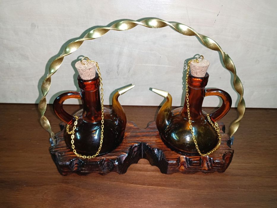 Galheteiro vintage em vidro amarelo e base em madeira, medias:25/20cm