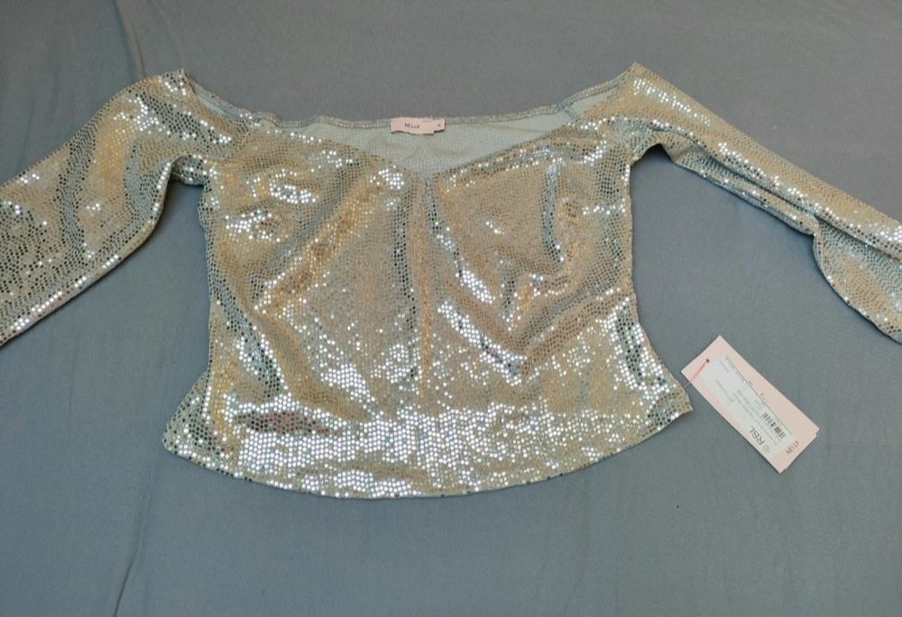 Nelly, cekinowy top w kształcie serca