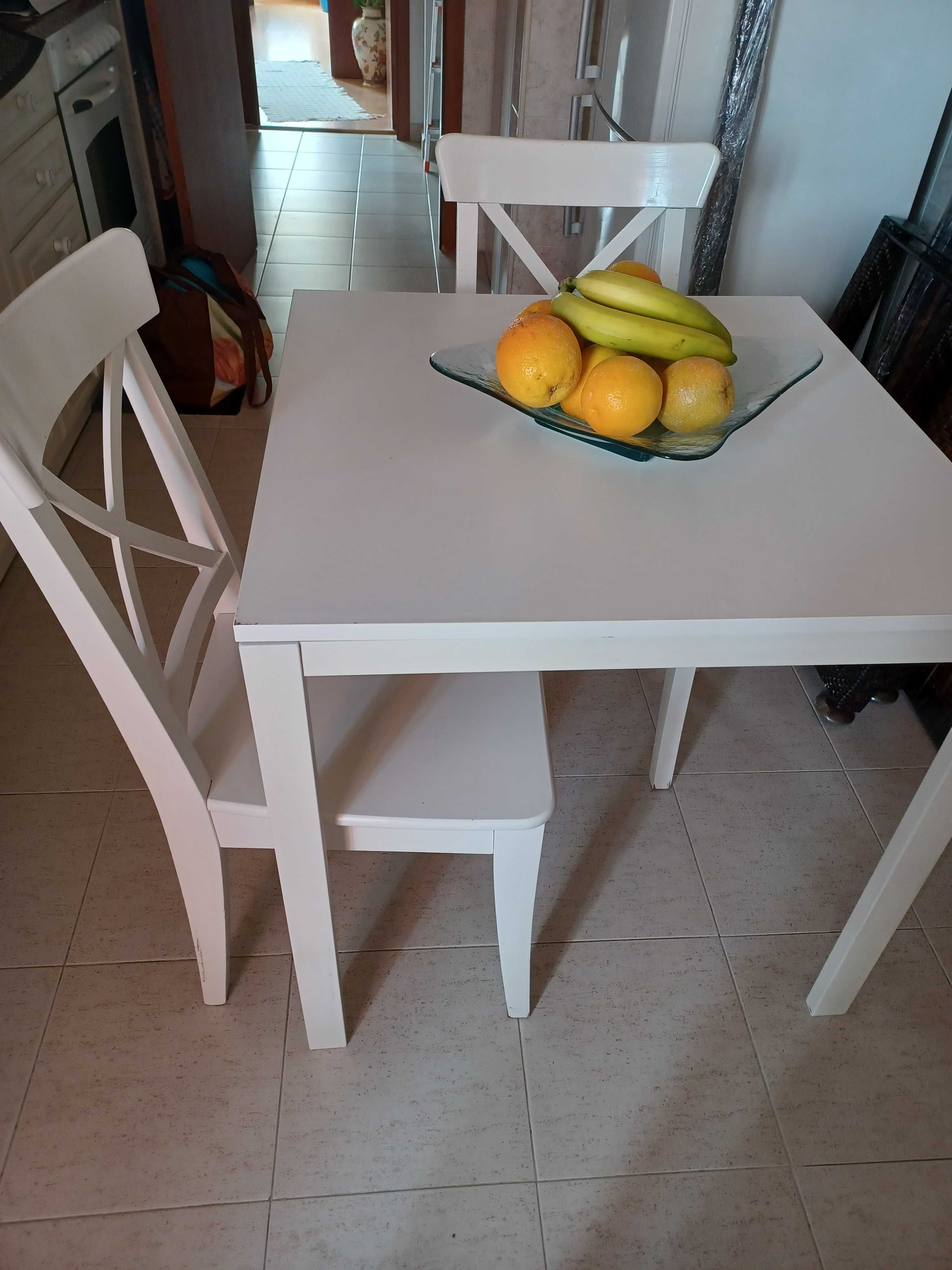 Mesa de cozinha quadrada e 2 cadeiras