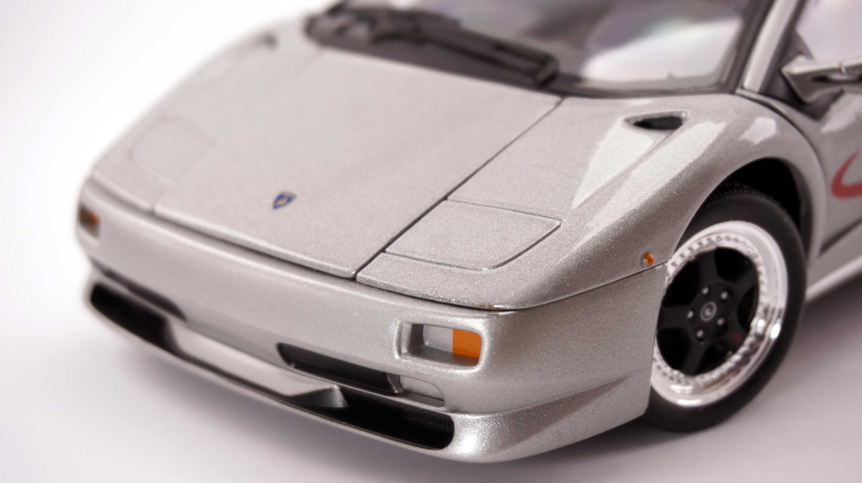 Модель Welly 1:18 Lamborghini Diablo SV (1995) Silver/Red